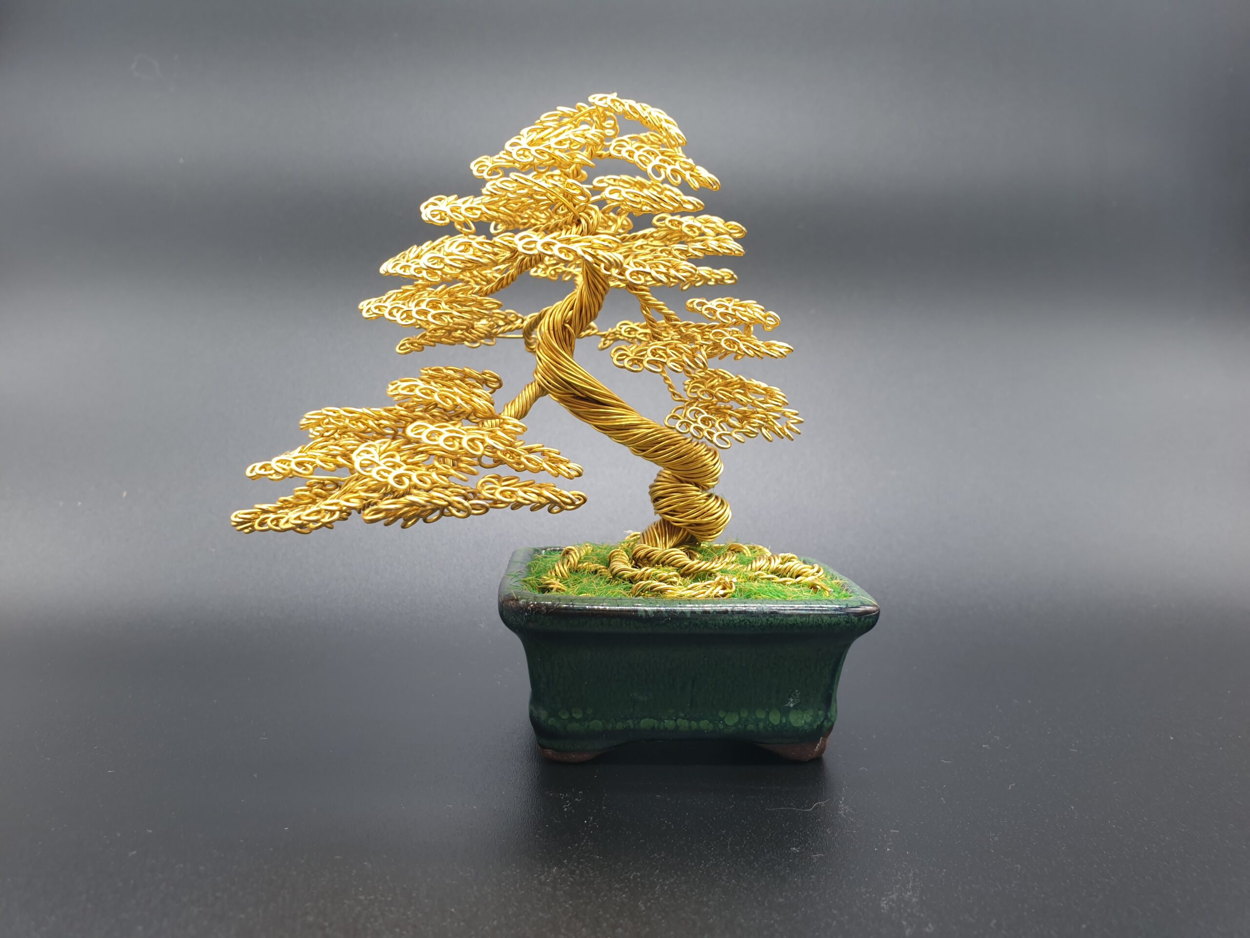 Bonsai de alambre dorado